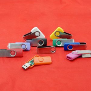 13960-ESC-Carcaça Pen Drive Giratório Escovado